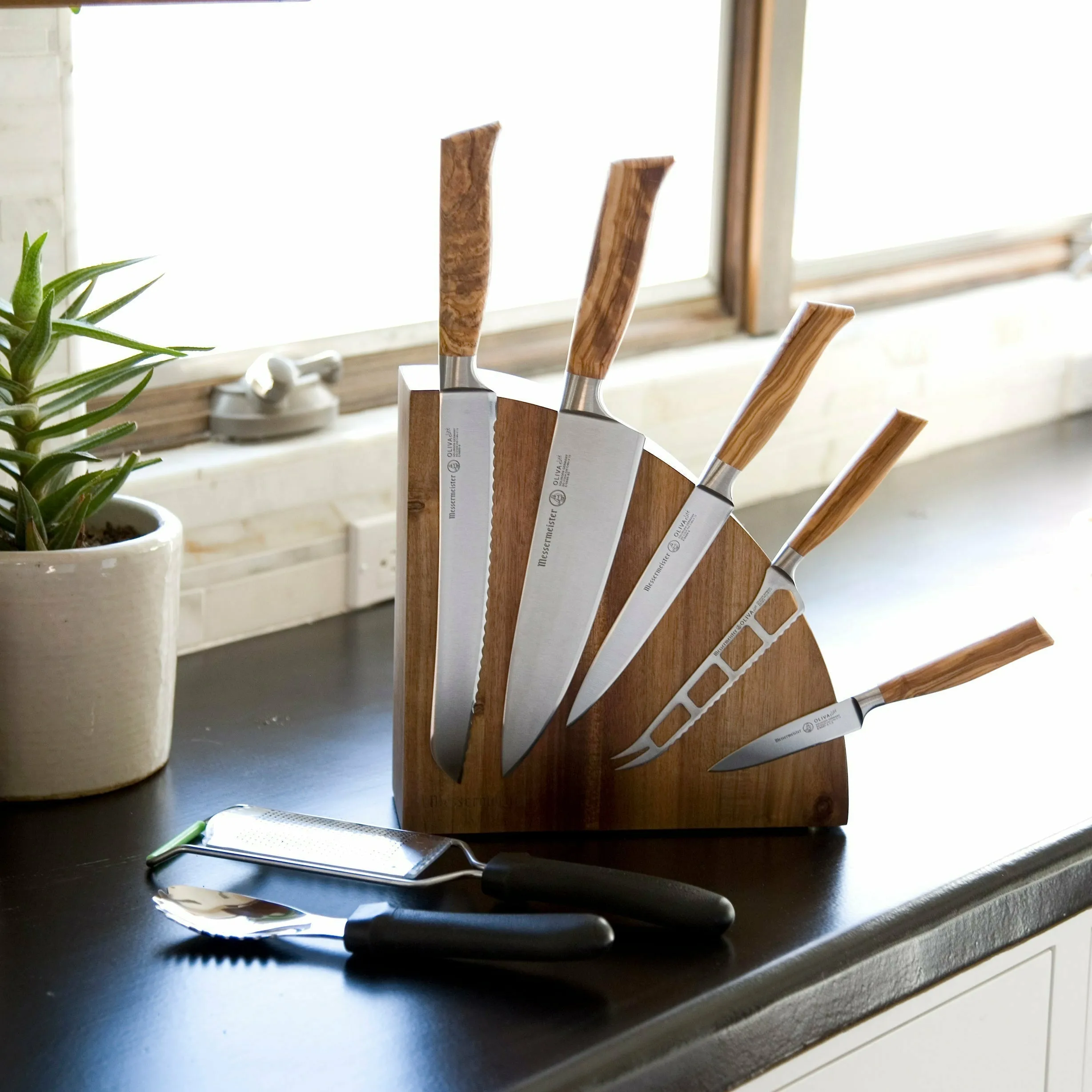 Acacia Manet Knife Block